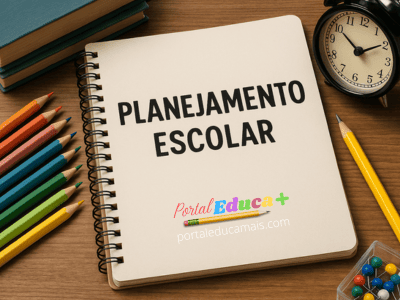 Caderno com a frase "Planejamento Escolar" sobre mesa de madeira, acompanhado de lápis coloridos, relógio analógico, livros e alfinetes.